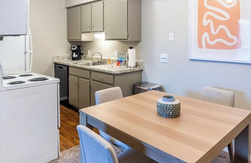 South Tulsa Apartment | Landing | Beautiful 1BD, Gym, Clubhouse