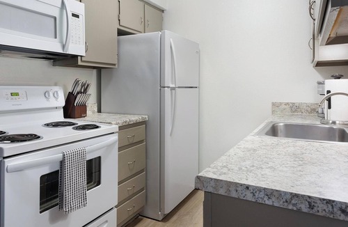 South Tulsa Apartment | Landing | Beautiful 1BD, Pool, Clubhouse