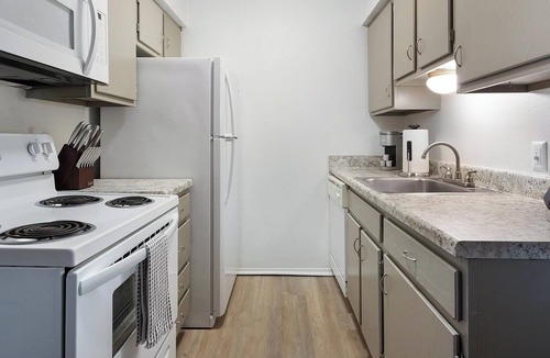 South Tulsa Apartment | Landing | Beautiful 1BD, Pool, Clubhouse