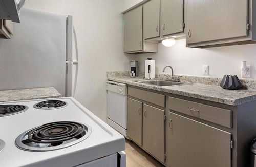 South Tulsa Apartment | Landing | Beautiful 1BD, Pool, Clubhouse