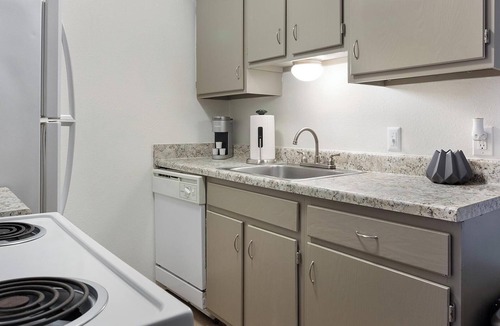 South Tulsa Apartment | Landing | Beautiful 1BD, Pool, Clubhouse