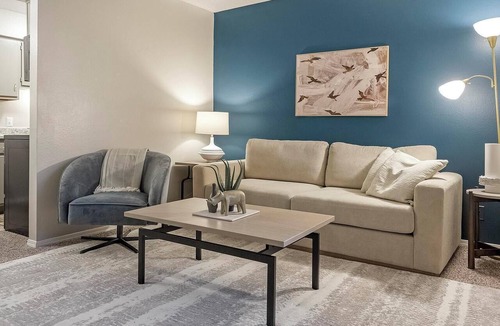 South Tulsa Apartment | Landing | Beautiful 1BD, Pool, Clubhouse