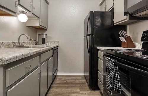 South Tulsa Apartment | Landing | Beautiful 1BD, Pool, Clubhouse