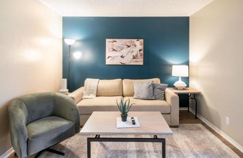 South Tulsa Apartment | Landing Beautiful 1BD Pool Gym