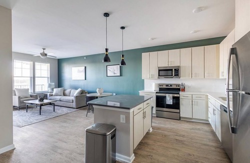 Kenton Apartment | Landing | Beautiful 1BD, Pool, Gym