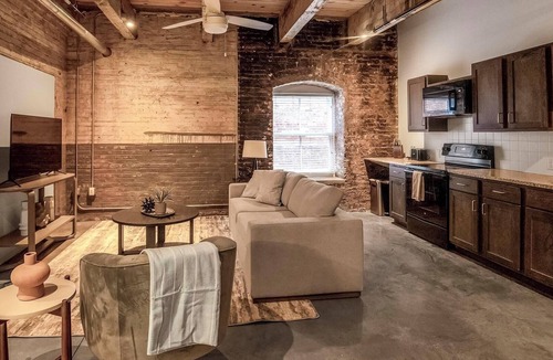 Downtown Memphis Apartment | Landing | Chic 1BD, Courtyard, Gym