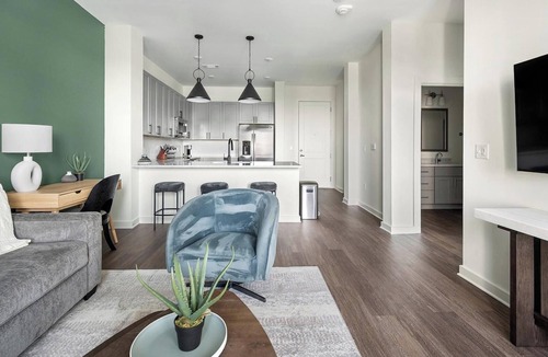 Brentwood Apartment | Landing | Chic 1BD, Gym, Clubhouse