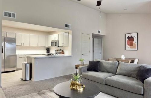Belton Apartment | Landing | Chic 1BD, Pool, Gym