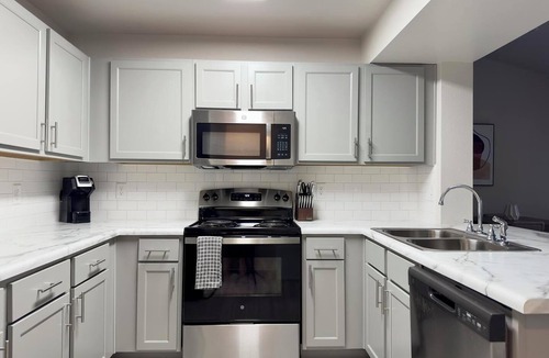 Belton Apartment | Landing | Chic 1BD, Pool, Gym