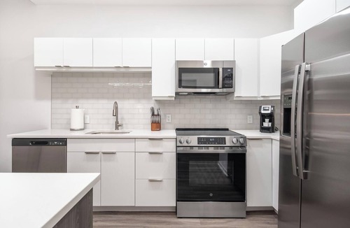 Downtown Kansas City Apartment | Landing | Chic 2BD, Game Room, Yoga Studio