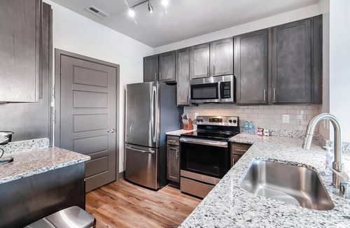 Hurstbourne Apartment | Landing | Modern 1BD, Clubhouse, Gym