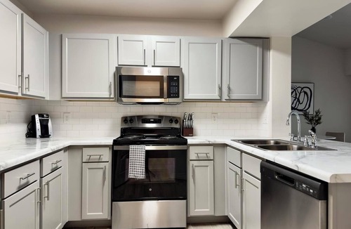 Belton Apartment | Landing | Modern 1BD, Gym, Pool