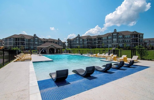 Belton Apartment | Landing | Modern 1BD, Gym, Pool