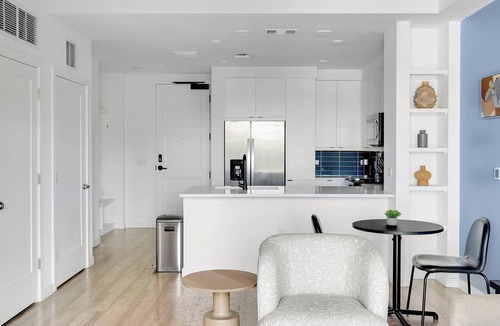 West End Apartment | Landing | Modern 1BD, Pool, Yoga Studio