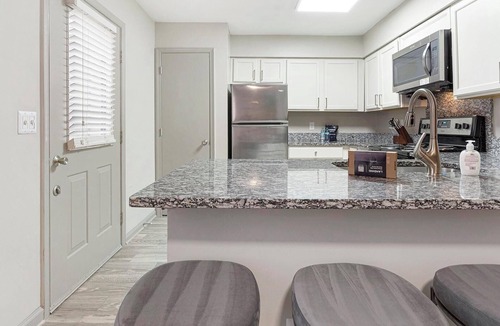 Crabtree Apartment | Landing | Modern 2BD, Clubhouse, Pool