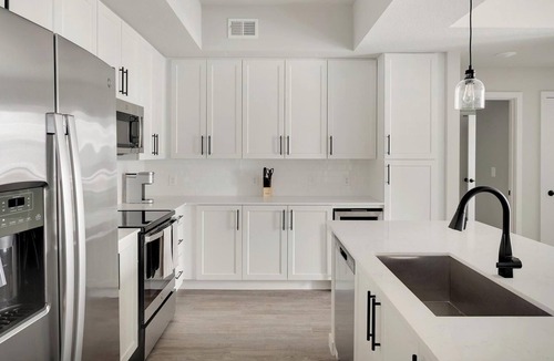 Franklin Apartment | Landing | Modern 2BD in Cool Springs