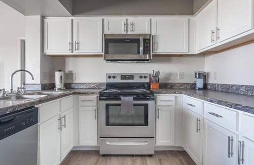 Broken Arrow Apartment | Landing | Spectacular 2BD, Courtyard, Gym