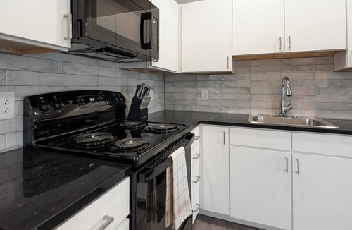 Pinch District Apartment | Landing | Spectacular 1BD, Yoga Studio