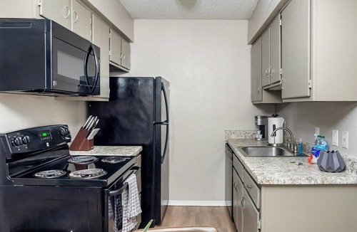 South Tulsa Apartment | Landing | Stunning 1BD, Clubhouse, Gym