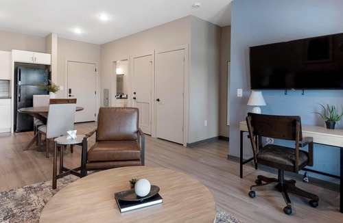 Pinch District Apartment | Landing | Stunning 1BD, Pool, Gym