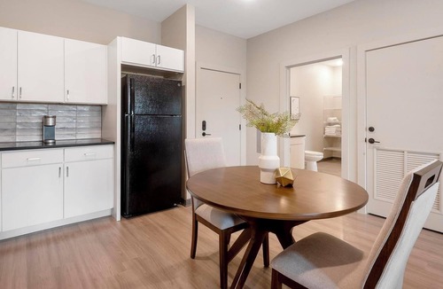 Pinch District Apartment | Landing | Stunning 1BD, Pool, Gym