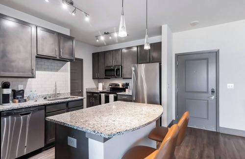 Hurstbourne Apartment | Landing | Stunning 2BD, Clubhouse, Gym
