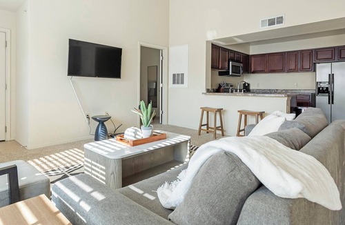 Broken Arrow Apartment | Landing | Stylish 2BD, Pool, Gym