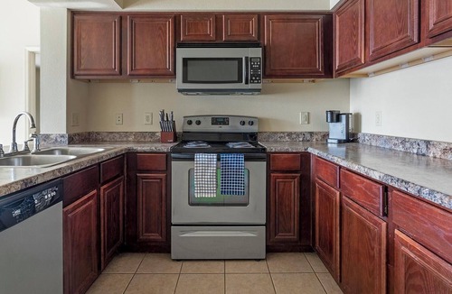 Broken Arrow Apartment | Landing | Stylish 2BD, Pool, Gym