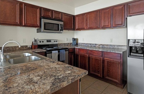 Broken Arrow Apartment | Landing | Stylish 2BD, Pool, Gym