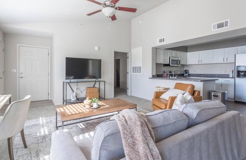 Broken Arrow Apartment | Landing | Stylish 2BD, Courtyard, Pool
