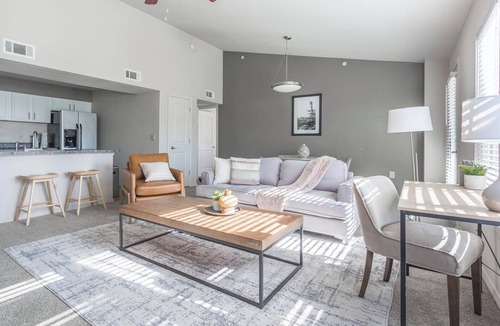 Broken Arrow Apartment | Landing | Stylish 2BD, Courtyard, Pool