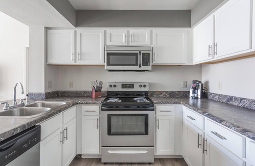 Broken Arrow Apartment | Landing | Stylish 2BD, Courtyard, Pool