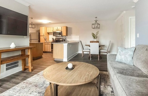 Eureka Apartment | Landing | Stylish 2BD, Clubhouse, Gym