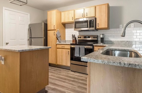 Eureka Apartment | Landing | Stylish 2BD, Clubhouse, Gym