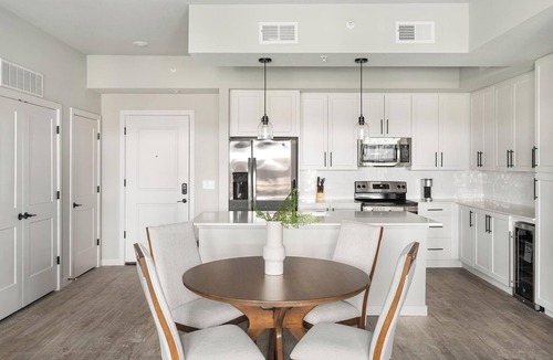 Franklin Apartment | Landing | Stylish 2BD in Cool Springs