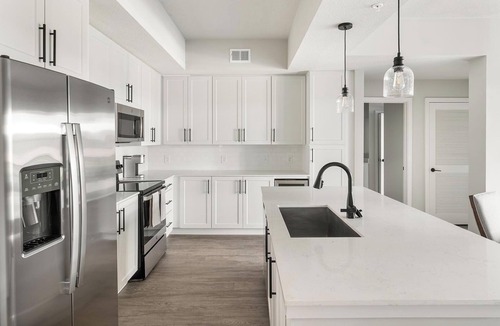 Franklin Apartment | Landing | Stylish 2BD in Cool Springs
