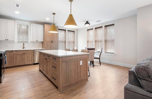 Mount Mourne Apartment | Landing | Stylish 2BD, Pool, Gym