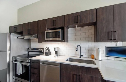 Springfield Apartment | Landing | Stylish Studio, Rooftop Lounge, Pool
