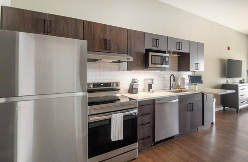 Springfield Apartment | Landing | Stylish Studio, Rooftop Lounge, Pool