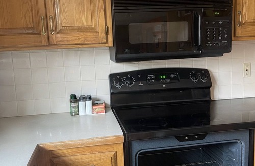 Olathe House | large 4 bedroom home, sleeps 10, big kitchen & living rm, great deck, large yard