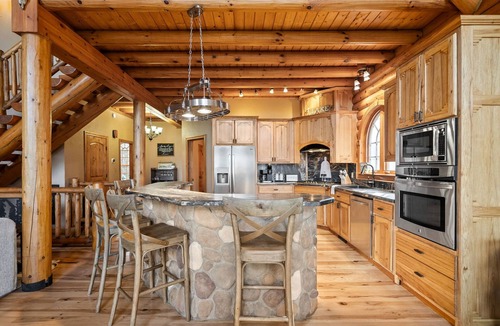 Cadiz House | LARGE COZY CABIN 4-bedroom pet friendly in charming Cadiz