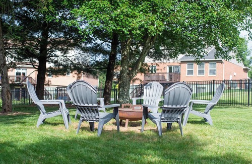 Oakbrook House | Large Family Home with Backyard Oasis & Fire Pit