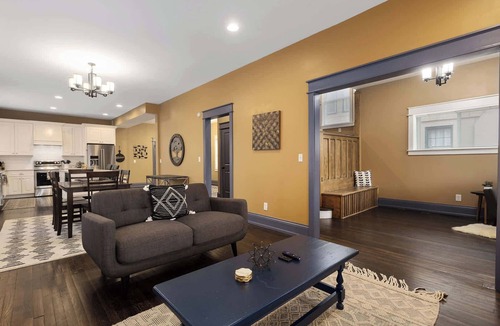 Hanover Place House | Large Home Sleeps 9 Near Plaza, MAJOR INTERNATIONAL SPORTING EVENT WC 26+Dogs Ok