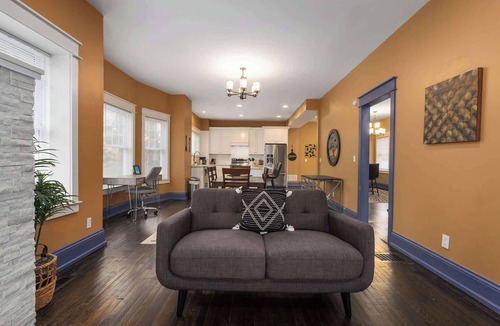 Hanover Place House | Large Home Sleeps 9 Near Plaza, MAJOR INTERNATIONAL SPORTING EVENT WC 26+Dogs Ok