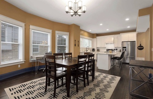 Hanover Place House | Large Home Sleeps 9 Near Plaza, MAJOR INTERNATIONAL SPORTING EVENT WC 26+Dogs Ok