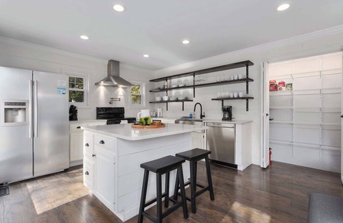 Overland Park House | Large Home Walkable Area Sleeps12+King beds+Tv's