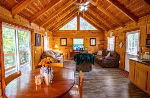 Columbia House | Large Log Cabin with Private Deck near Cumberland Lake, Perfect for a Relaxing Weekend in Nature