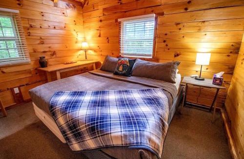 Columbia House | Large Log Cabin with Private Deck near Cumberland Lake, Perfect for a Relaxing Weekend in Nature