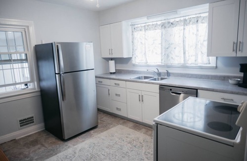 South Louisville House | Less than a mile from KY Derby/Churchill Downs + Sleeps 8!