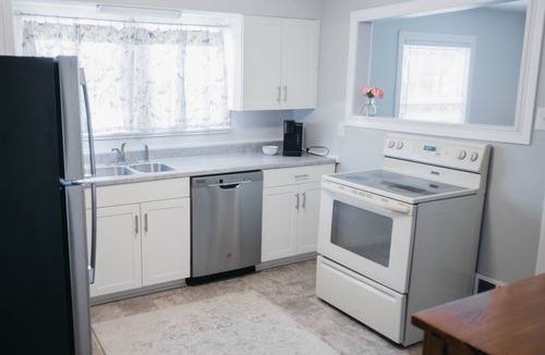 South Louisville House | Less than a mile from KY Derby/Churchill Downs + Sleeps 8!